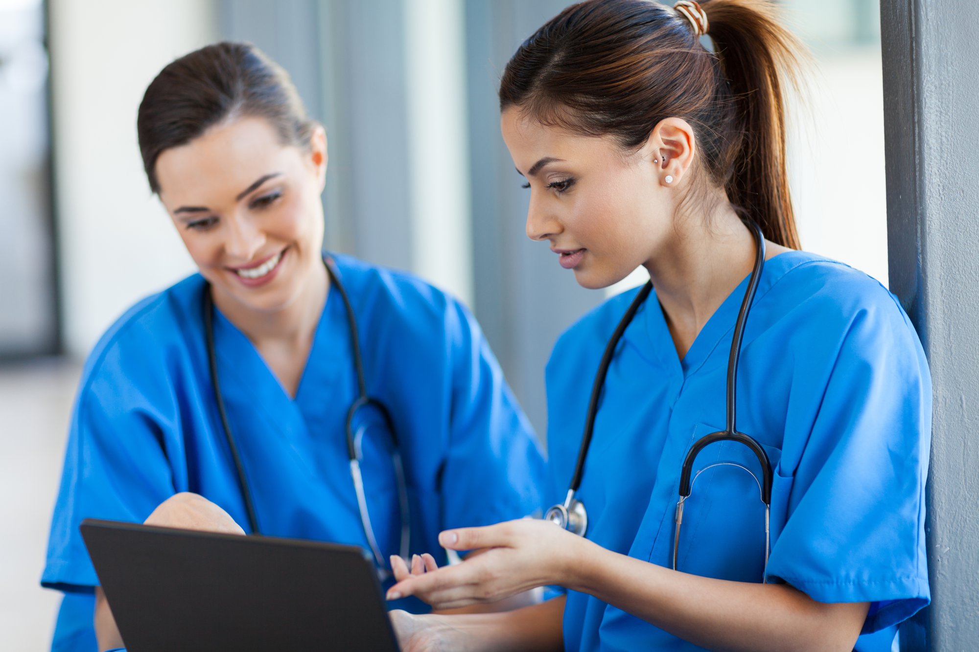 factors affecting RN salaries in the us