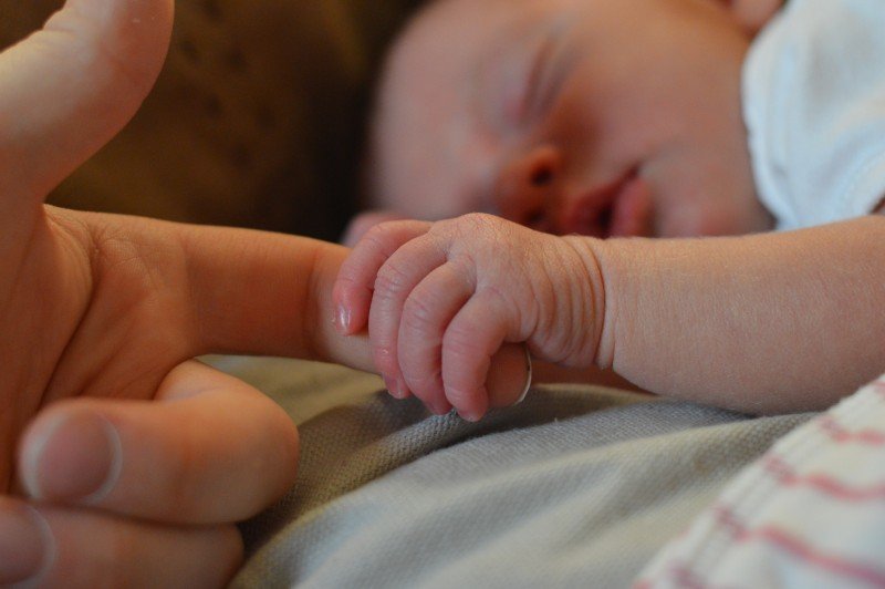 what does a neonatal nurse do?